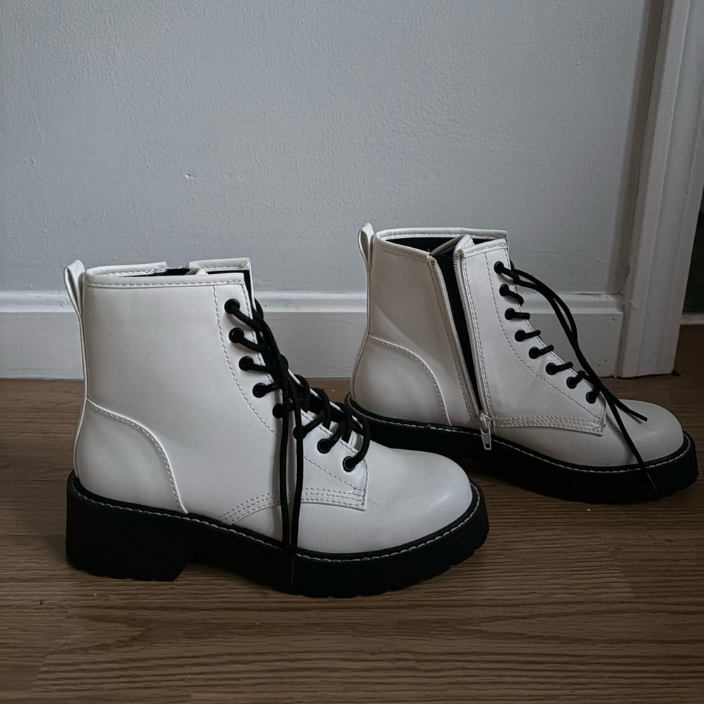Women's White and Black Lace-Up Boots - Picture 2 of 4